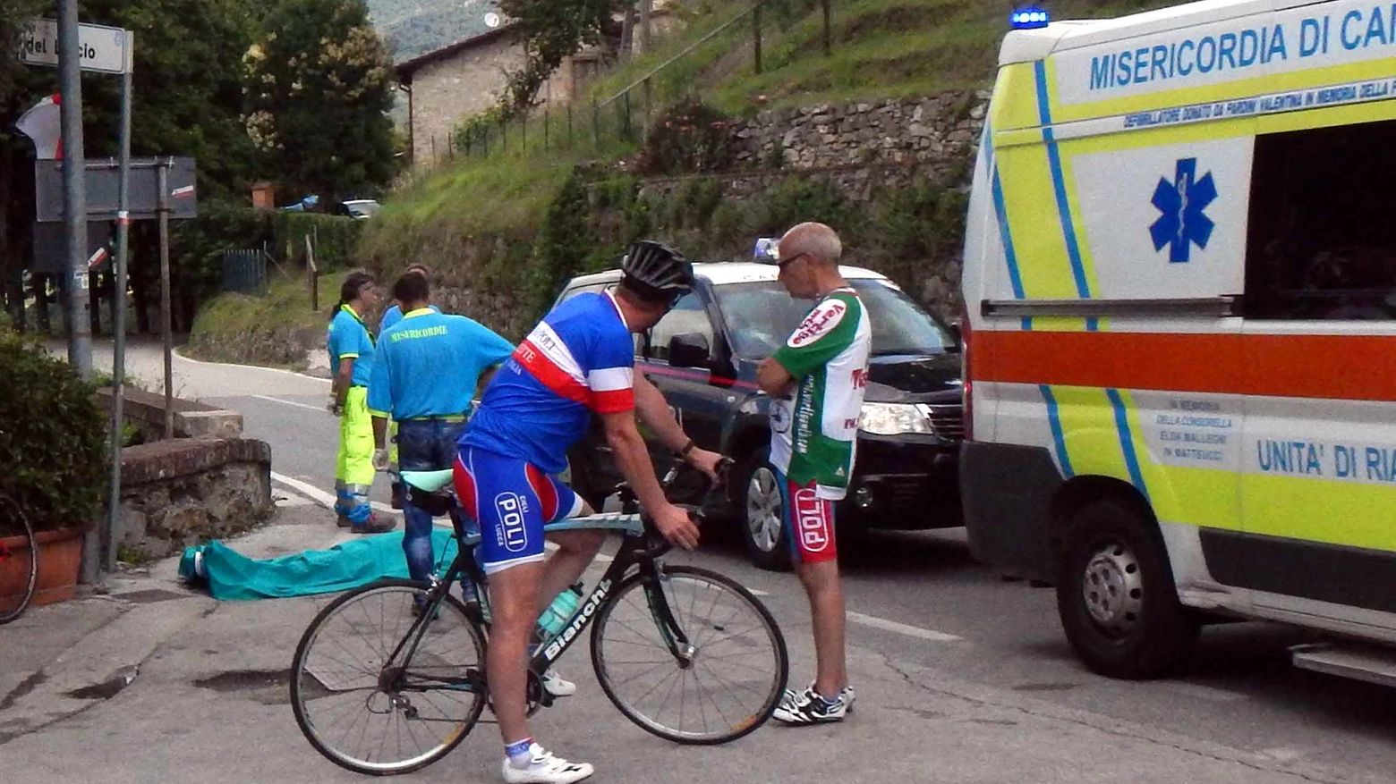 Malore fatale, ciclista muore a Monte Magno (Foto Umicini)