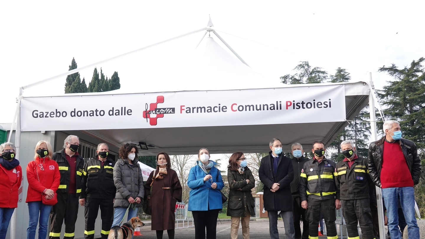 La foto di gruppo all'inaugurazione (foto Acerboni/FotoCastellani)