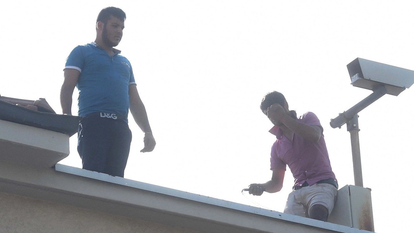I due immigrati sul tetto (foto Schicchi)