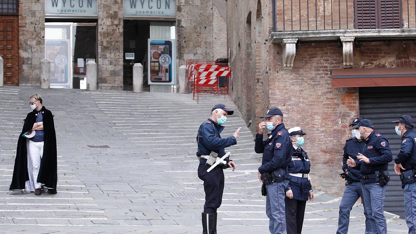 Il principe dei goliardi e la polizia alla Costarella (Foto Di Pietro)