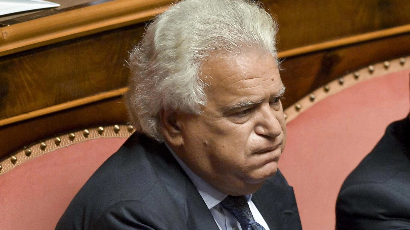 Verdini viola i domiciliari A Roma con politici e manager Per il magistrato non è reato Verdini viola i domiciliari A Roma con politici e manager Per il magistrato non è reato