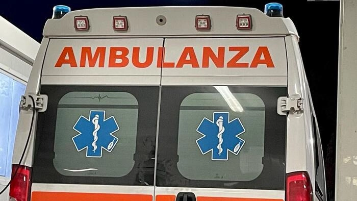 Un'ambulanza (Foto repertorio Ansa)
