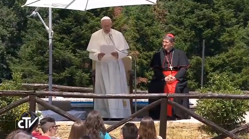 Papa Francesco con l'arcivescovo Betori durante l'incontro a Barbiana
