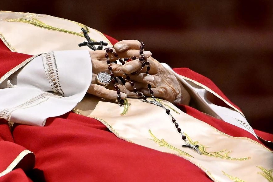 Le mani di Papa Ratzinger (Ansa)