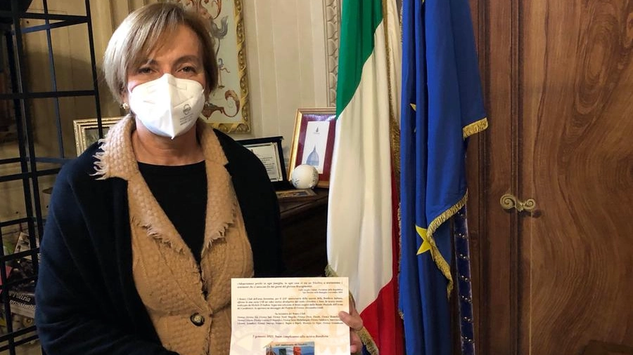 Il prefetto di Firenze Alessandra Guidi con la card realizzata dal Rotary