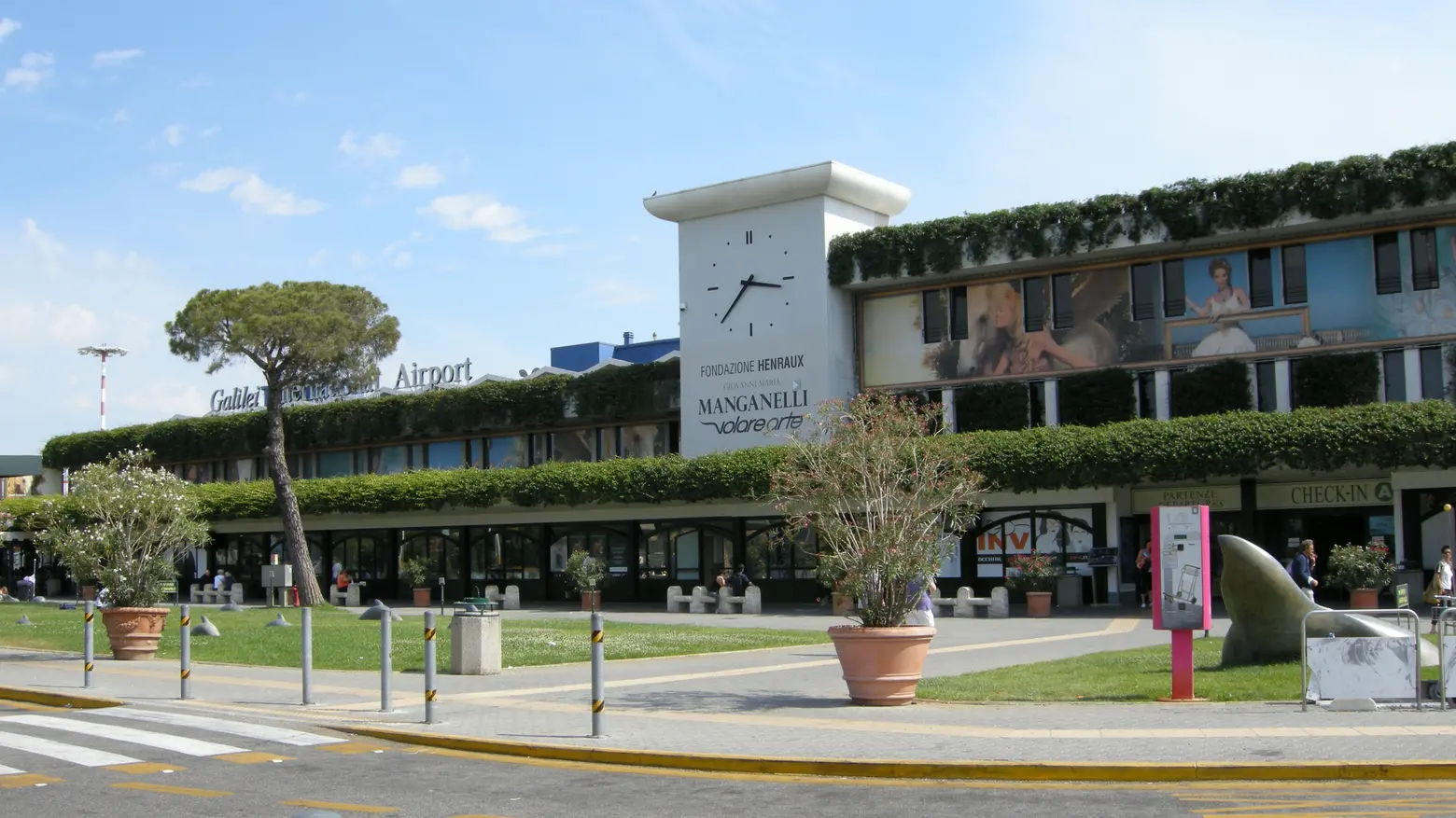 Una foto dell'esterno dell'aeroporto "Galilei" di Pisa Una foto dell'esterno dell'aeroporto "Galilei" di Pisa