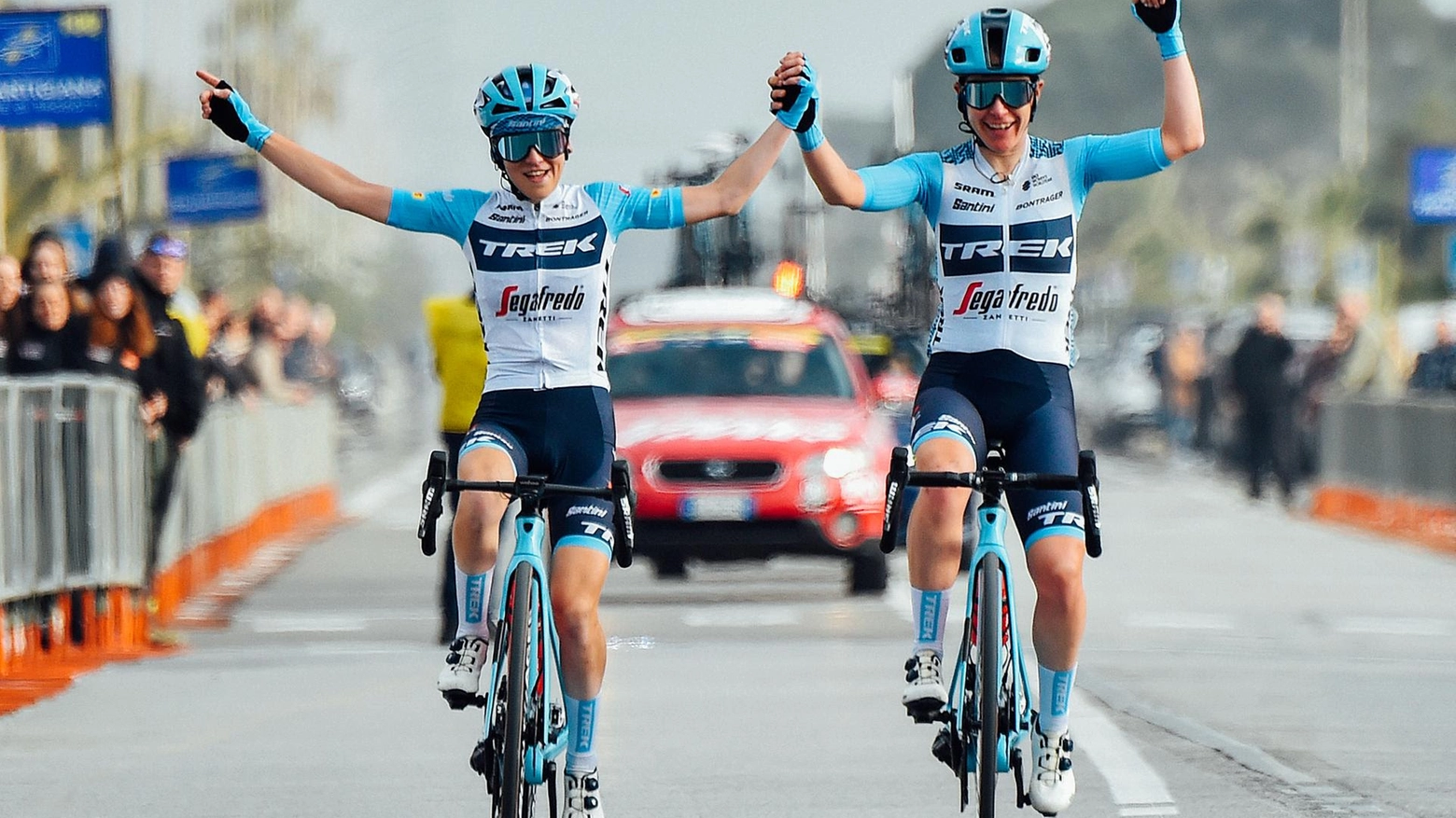 L'arrivo delle due atlete della Trek Segafredo