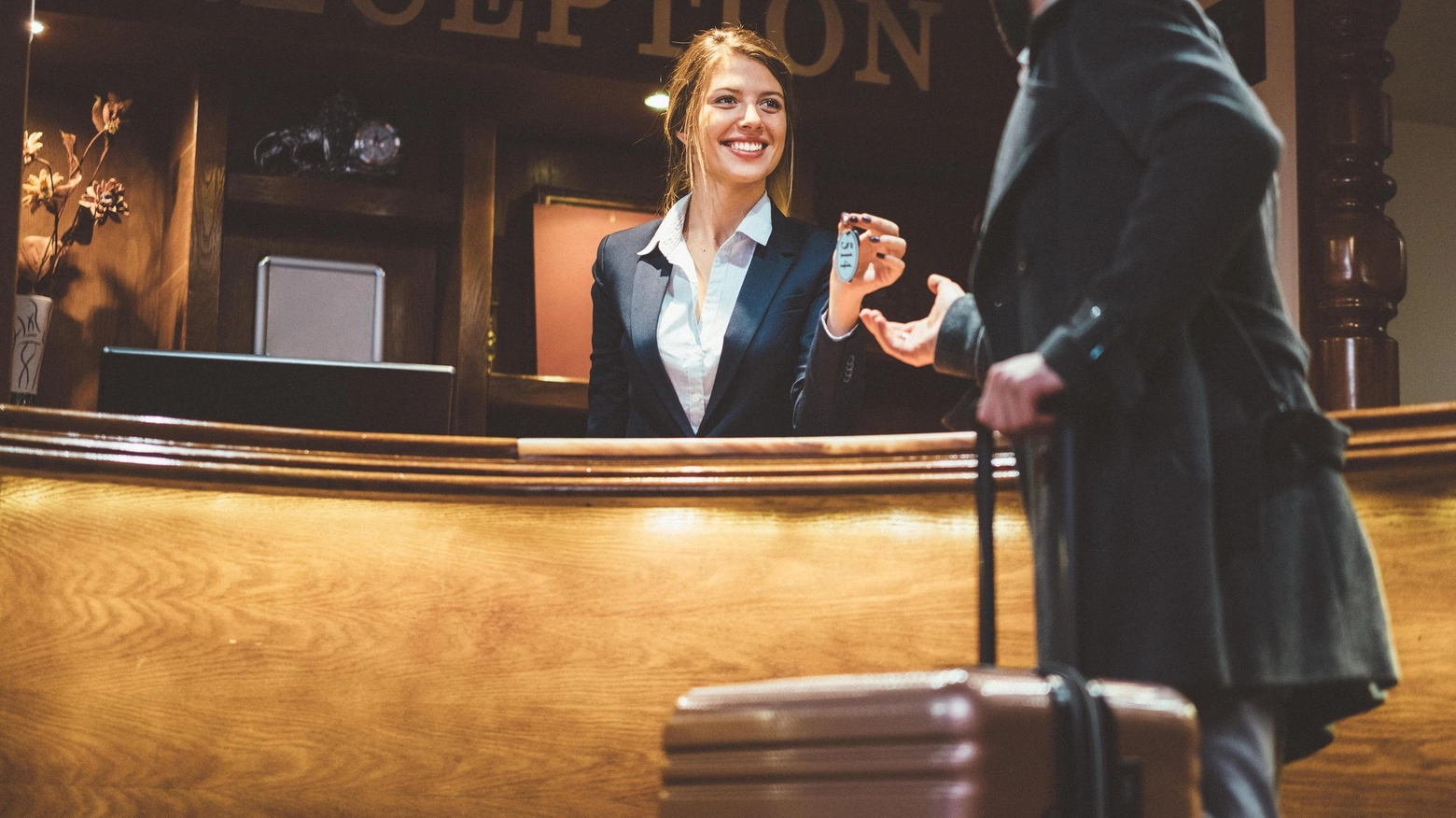 Centro per l'impiego di La Spezia offre diverse opportunità di lavoro: impiegato commerciale, lavapiatti, aiuto cucina, receptionist e operaio specializzato. Età, esperienza e competenze richieste variano. Contratti a tempo determinato o apprendistato. Full-time, part-time e turni. Info e candidature su formazionelavoro.regione.liguria.it.