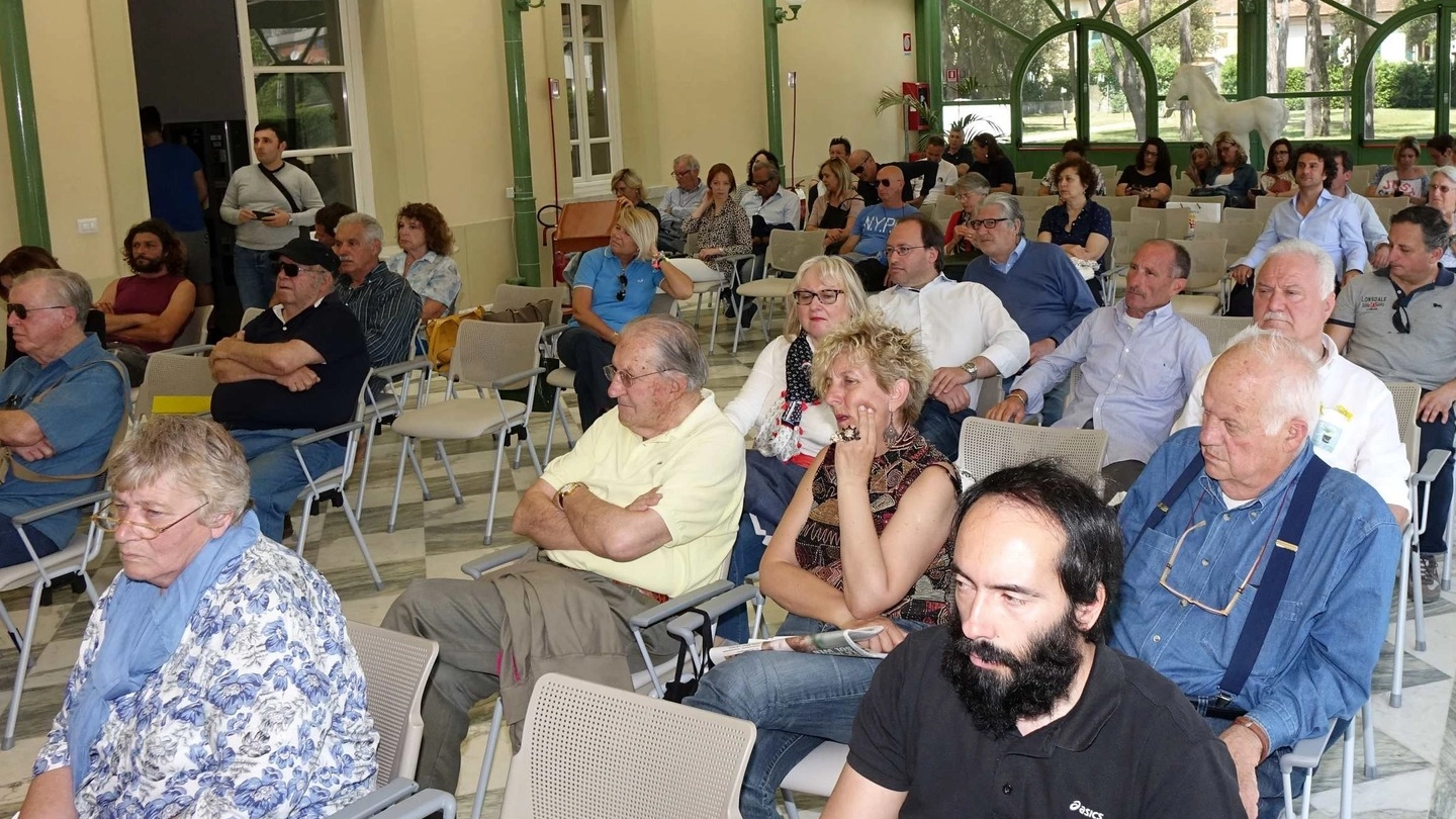 TUTELA DELLA SPIAGGIA I candidati sindaco e il pubblico al forum dei Paladini Apuoversiliesi a Villa Bertelli
