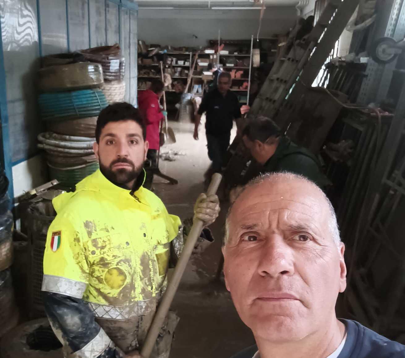 Come Farsi Aiutare Dagli Angeli Custodi Angeli del fango a Faenza "Qui per aiutare gli amici"