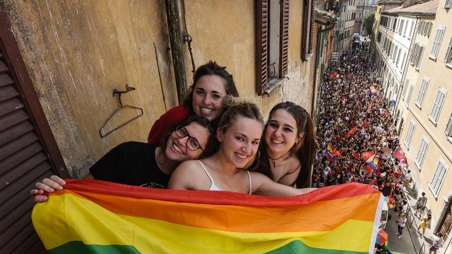 Ragazze al Pride Umbria (Foto Crocchioni)