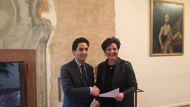 L'assessore allo sviluppo economico Daniela Toccafondi e il presidente del Museo del Tessu