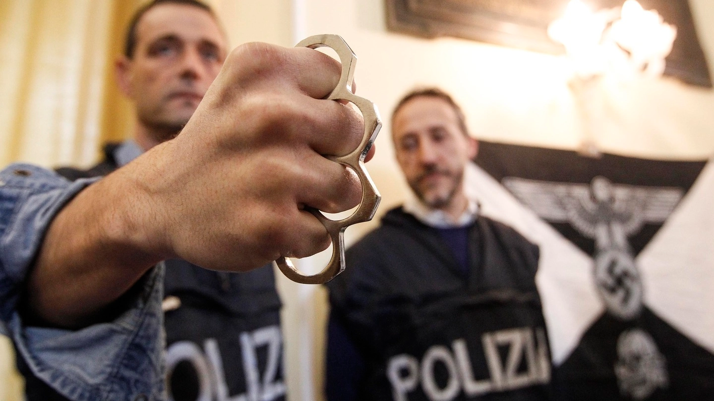 Uno dei tirapugni sequestrati dalla polizia insieme ad altre armi (Foto Paolo Lazzeroni)
