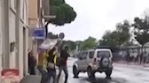 Un fotogramma del video della rissa avvenuta lungo via Palestro