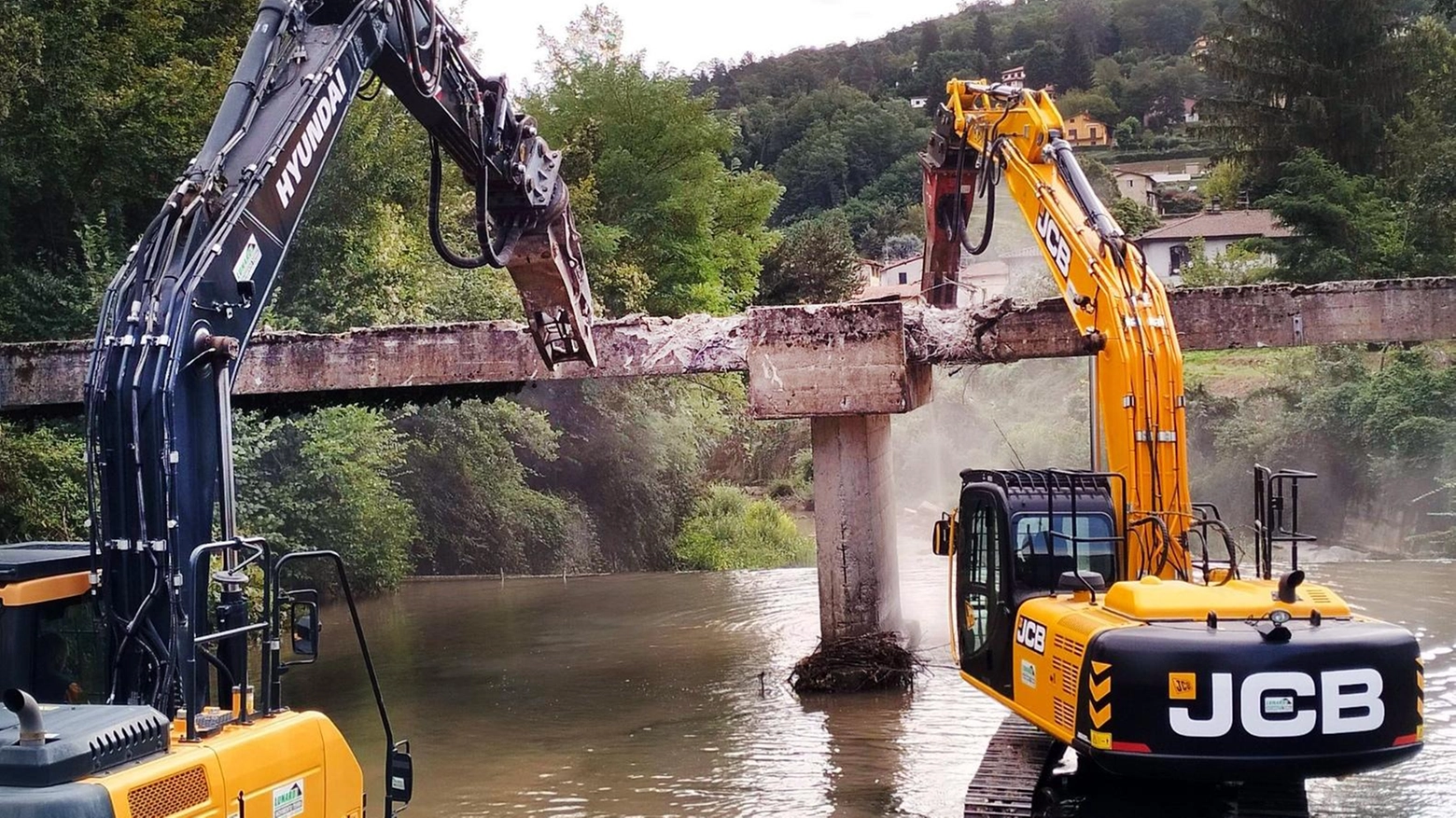 Demolito il vecchio ponte Cerri  Aperto il by-pass provvisorio  "Costruiremo il nuovo senza disagi"
