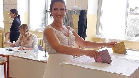 Chiara Corbellini al seggio di Vallecchia in abito da sposa