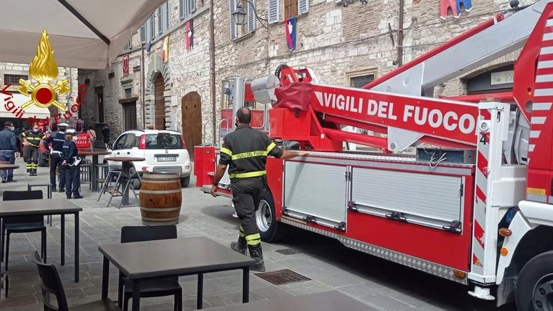 Vigili del fuoco effettuano verifiche a Gubbio dopo il terremoto