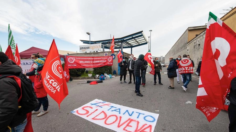 Lo sciopero del personale di Amazon a Milano (Ansa)