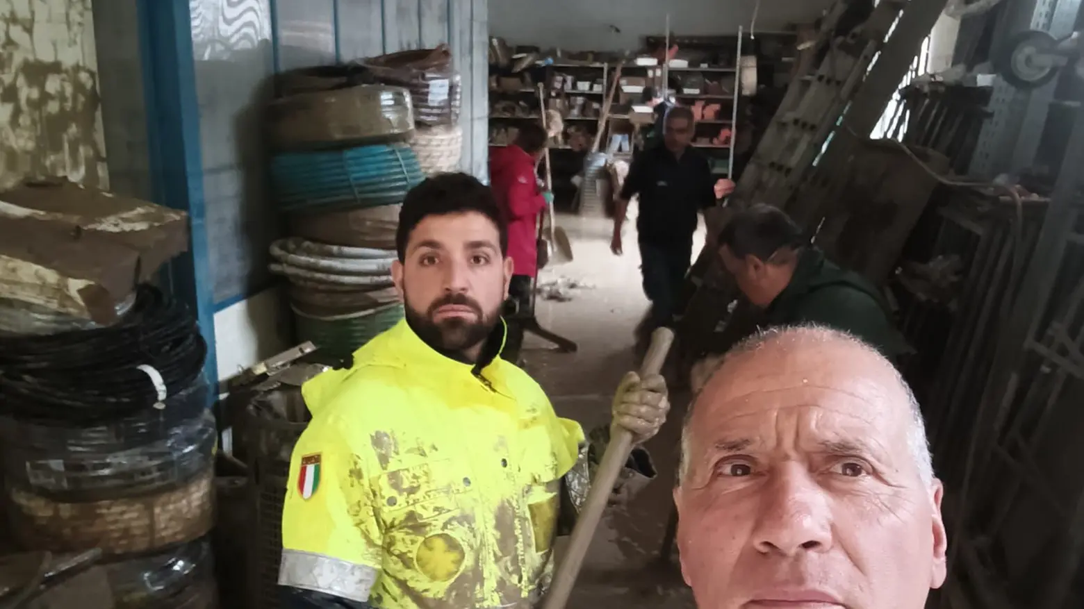 Bruno Giubbilei e il figlio Tommaso mentre lavorano nel magazzino di Faenza Bruno Giubbilei e il figlio Tommaso mentre lavorano nel magazzino di Faenza