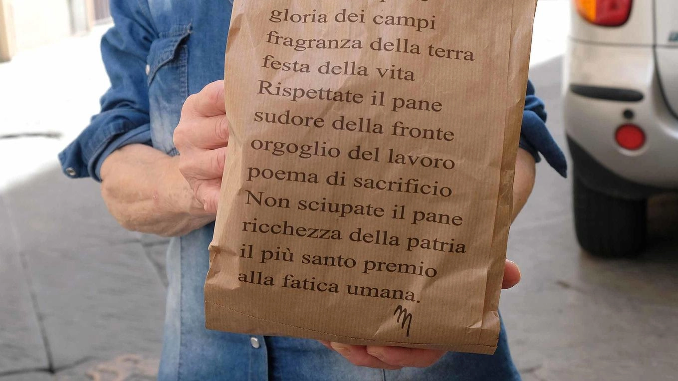 Sull’incarto di due punti vendita PanArt i versi scritti nel 1928 per esaltare il prodotto tipicamente italiano. Appare anche una M stilizzata con la grafia di Mussolini. "Non faccio politica. I sacchetti? Li ho trovati qui".