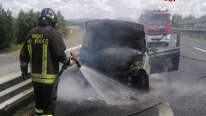 L'auto che ha preso fuoco in autostrada L'auto che ha preso fuoco in autostrada