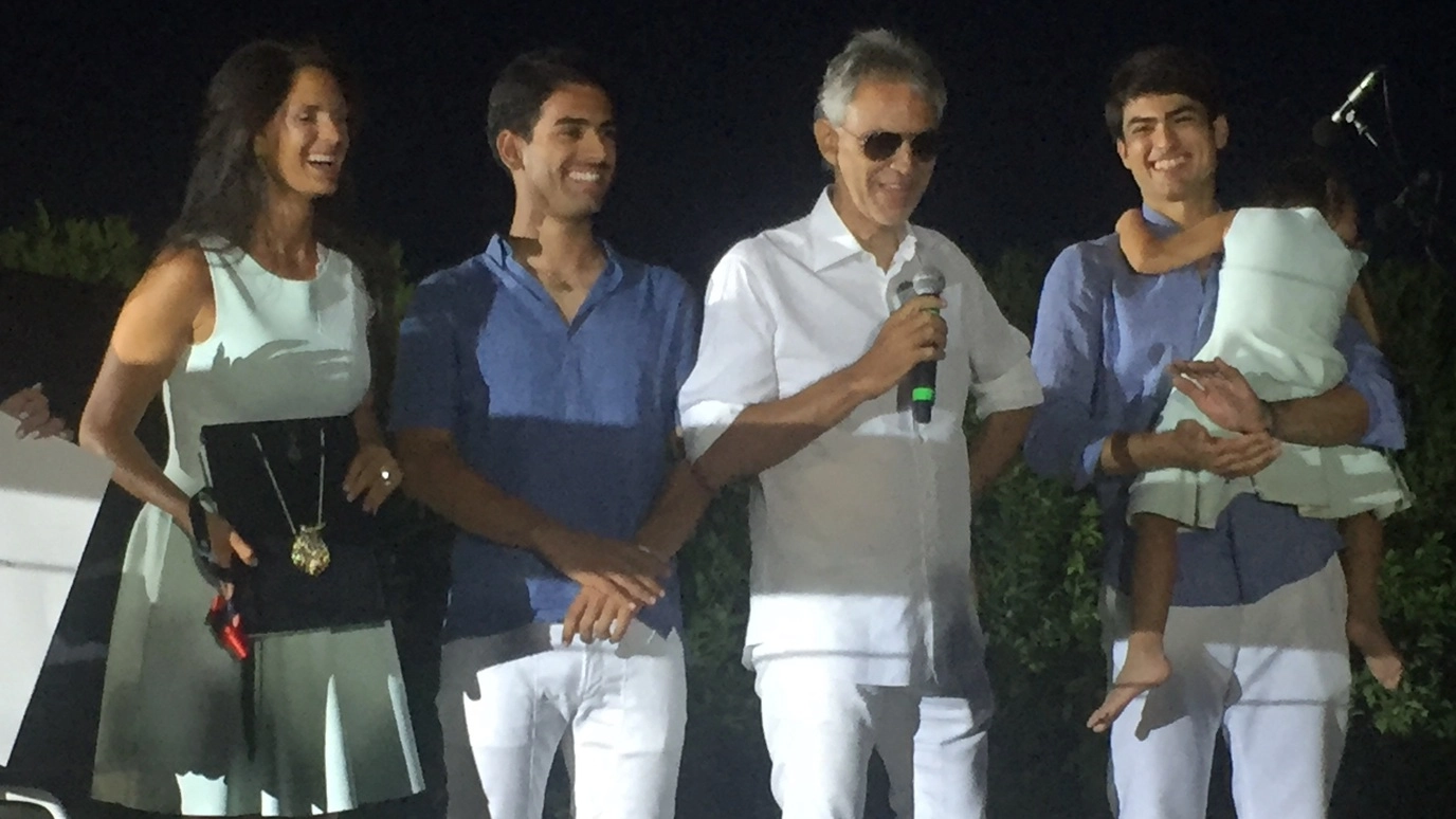 FELICE Andrea Bocelli con i suoi tre figli insieme alla moglie Veronica Berti. Tutti raggianti per la bella struttura