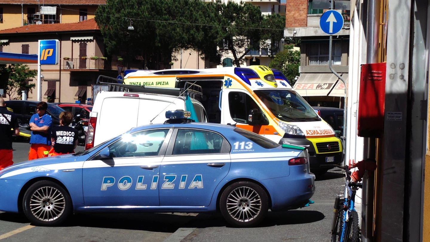 Polizia e l'ambulanza sul luogo della tragedia (foto Frascatore)