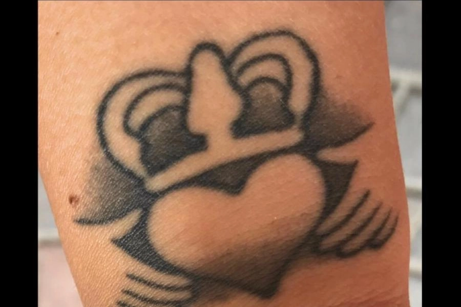 Il tatuaggio costato la divisa ad Arianna Virgolino