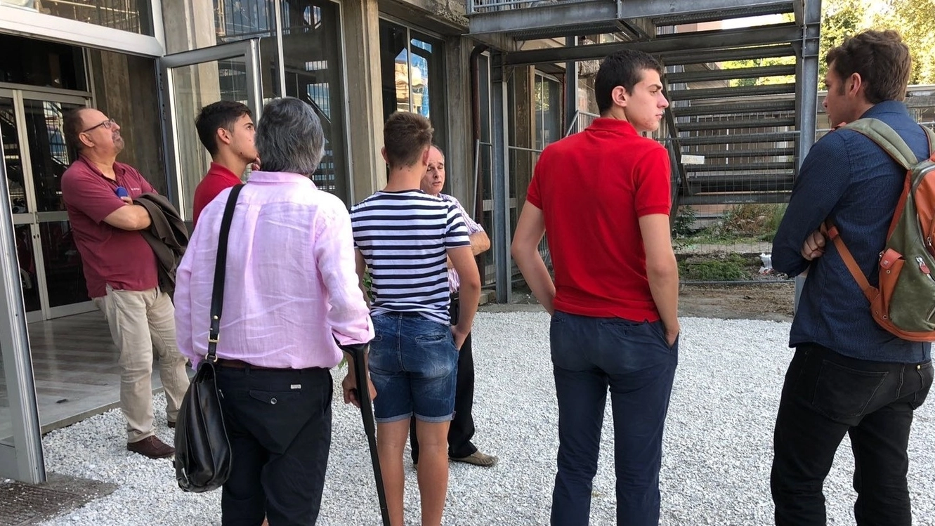 Due alunni del Carrara volgono le spalle: un simbolo del disagio che li attanaglia