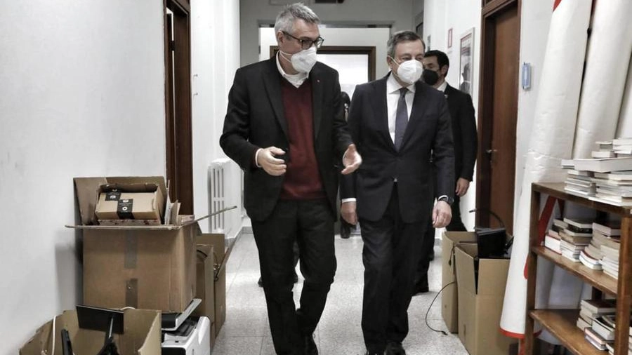 Draghi e Landini visitano la sede della Cgil dopo il raid di domenica (Ansa)