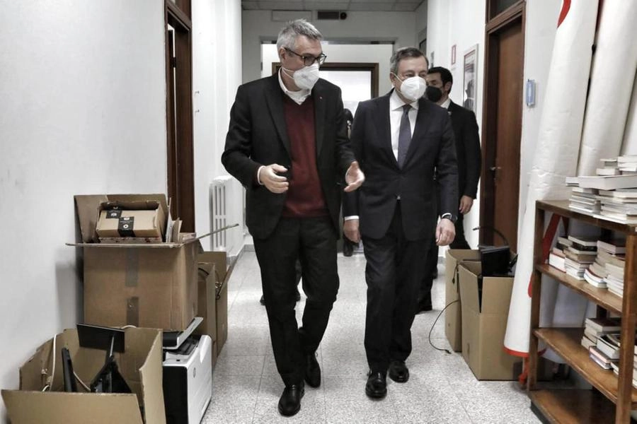 Draghi e Landini visitano la sede della Cgil dopo il raid di domenica (Ansa)