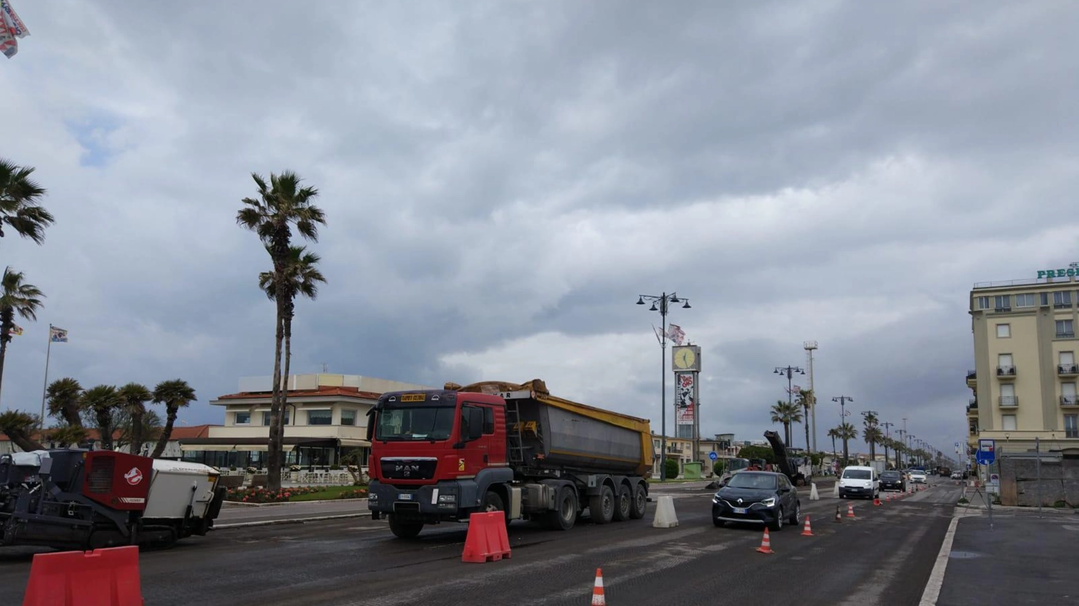 Cantiere aperto sui Viali a Mare Si rifanno aiuole e asfaltatura Cantiere aperto sui Viali a Mare Si rifanno aiuole e asfaltatura
