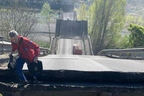 Il ponte di Albiano Magra dopo il crollo