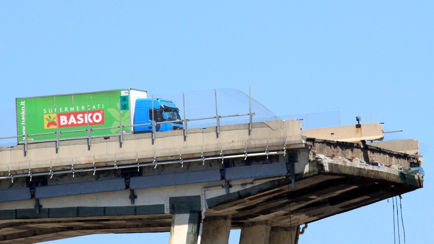 Il camion fermo sul ponte Morandi crollato (Newpress)