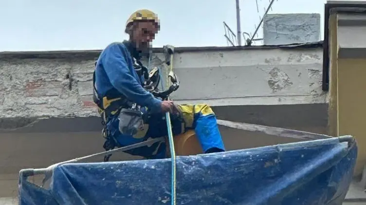 L’intervento di un muratore acrobata per i controlli al cornicione L’intervento di un muratore acrobata per i controlli al cornicione
