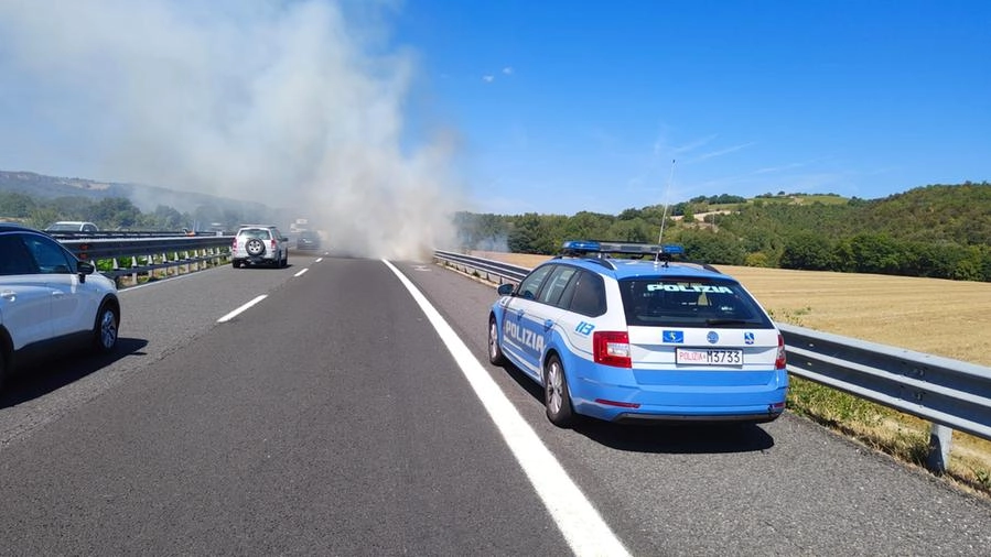Incendio vicino alla A1, il fumo invade le corsie