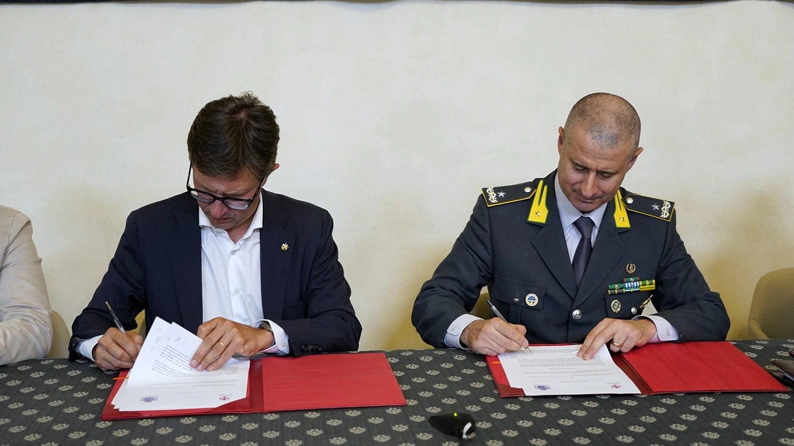 La firma col sindaco Dario Nardella e il comandante provinciale della Guardia di Finanza Bruno Salsano