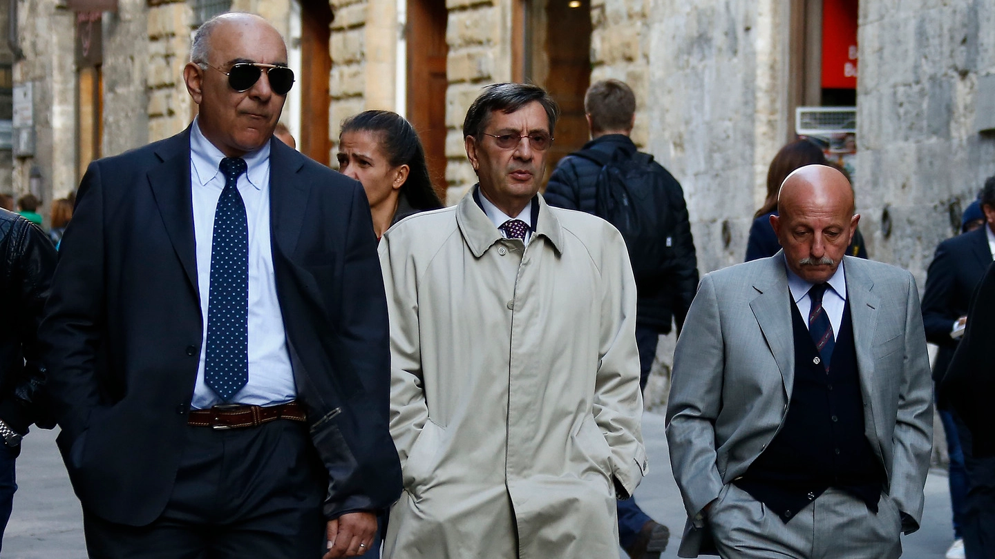INDAGINE Il procuratore della Repubblica Salvatore Vitello (al centro) con il consigliere Fabio Maria Gliozzi INDAGINE Il procuratore della Repubblica Salvatore Vitello (al centro) con il consigliere Fabio Maria Gliozzi
