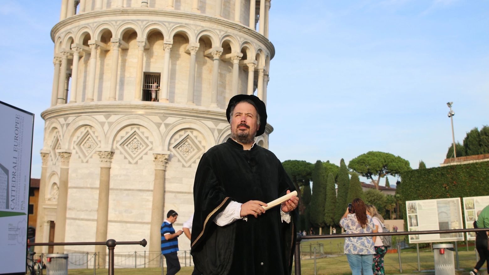 Un figurante nei panni di Galileo e la Torre: i simboli tradizionali di Pisa