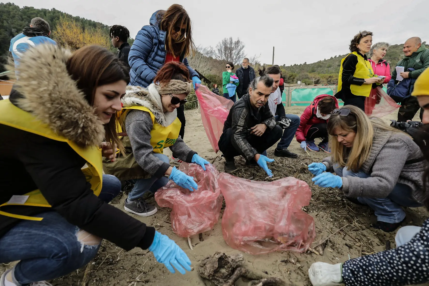 Feniglia, tutti con Pelù a pulire la spiaggia. E il rocker lancia il "Clean beach tour"