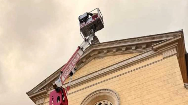 La rimozione della croce dalla sommità del tetto della chiesa di Fauglia La rimozione della croce dalla sommità del tetto della chiesa di Fauglia