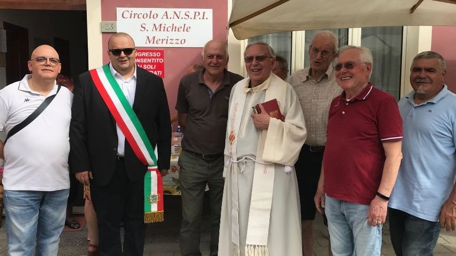 Il parroco di Merizzo, il sindaco Bellesi e alcuni soci del circolo