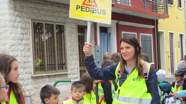 Un gruppo di alunni delle elementari mentre partecipano all'iniziativa "Pedibus" 