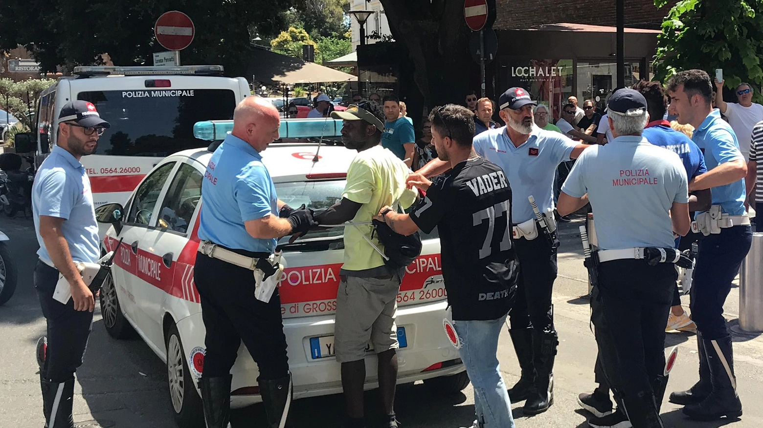 Terrorizza i passanti con un bastone: bloccato dagli agenti della Municipale