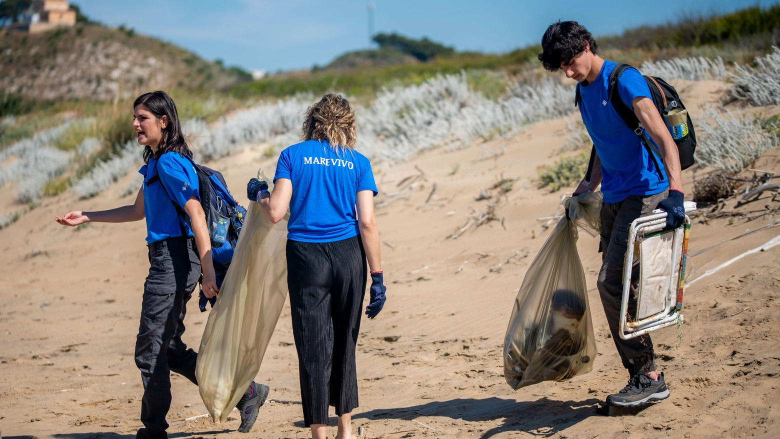 Marevivo, i volontari raccolgono i rifiuti in spiaggia