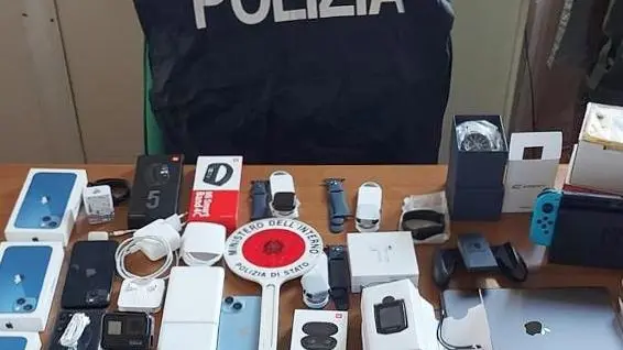 Marito e moglie nei guai Lui rubava dal magazzino Lei rivendeva su internet Marito e moglie nei guai Lui rubava dal magazzino Lei rivendeva su internet