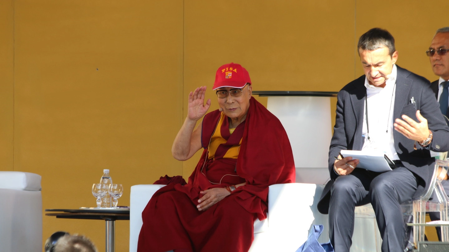 Dalai Lama in piazza dei Cavalieri (foto Valtriani)