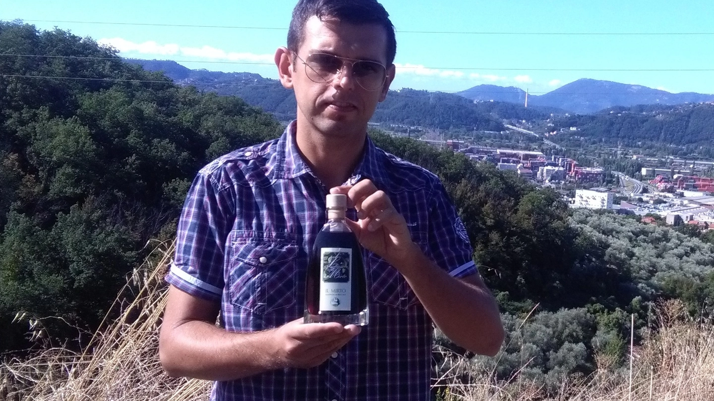 Ivan Biagini con una bottiglia di mirto