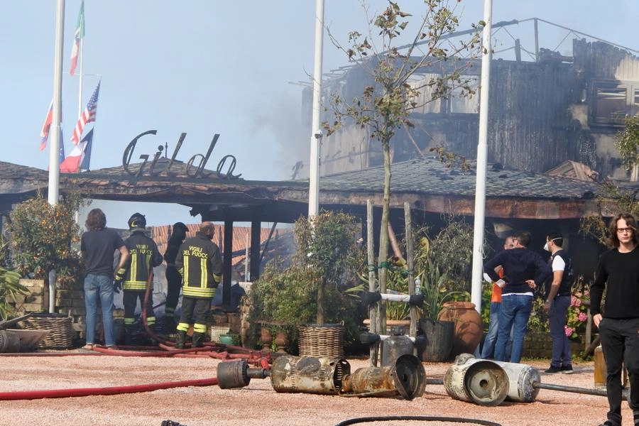 Il Gilda devastato dalle fiamme (foto Umicini)