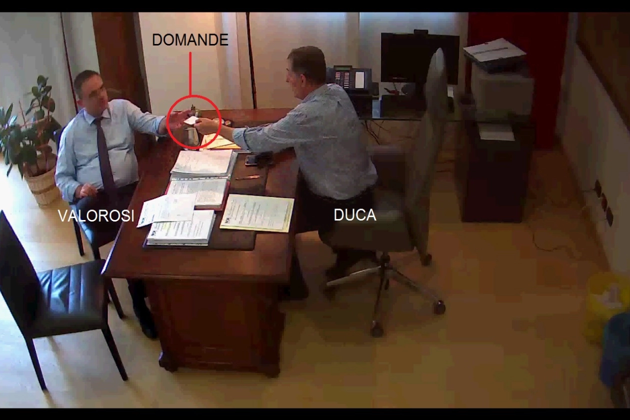 31 maggio 2018, Duca dà un foglietto a Valorosi con le domande da porre ai candidati